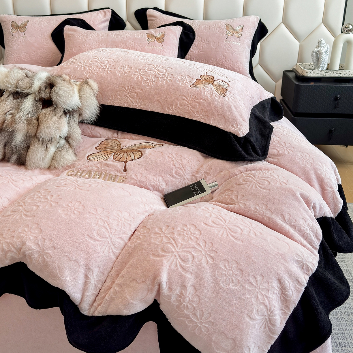 91家纺网 家纺一手货源 找家纺 苏美 2025新款烂花雕花绒牛奶绒绣花四件套 花朵-粉玉