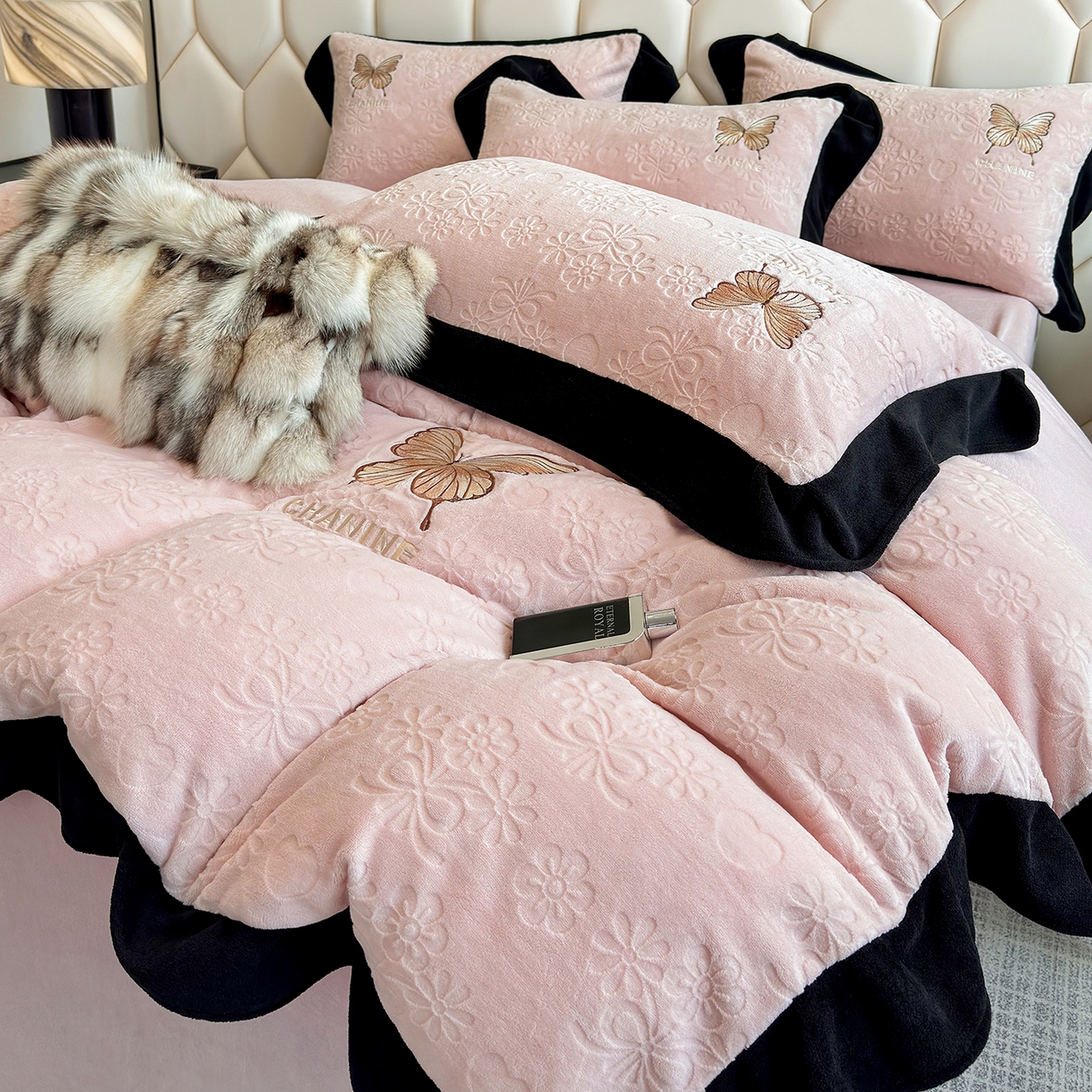 91家纺网 家纺一手货源 找家纺 苏美 2025新款烂花雕花绒牛奶绒绣花四件套 花朵-粉玉