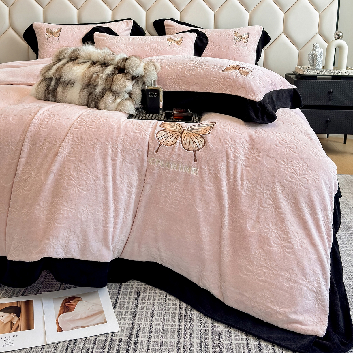 91家纺网 家纺一手货源 找家纺 苏美 2025新款烂花雕花绒牛奶绒绣花四件套 花朵-粉玉