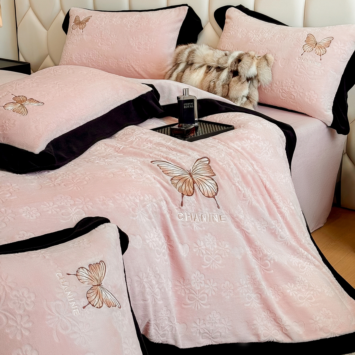 91家纺网 家纺一手货源 找家纺 苏美 2025新款烂花雕花绒牛奶绒绣花四件套 花朵-粉玉