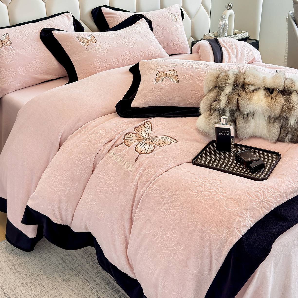 91家纺网 家纺一手货源 找家纺 苏美 2025新款烂花雕花绒牛奶绒绣花四件套 花朵-粉玉