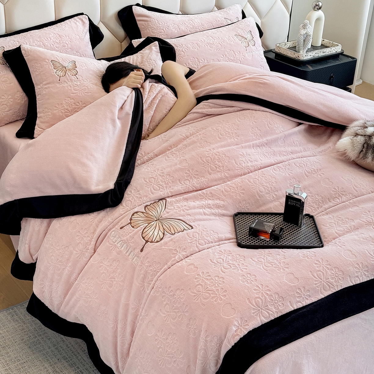 91家纺网 家纺一手货源 找家纺 苏美 2025新款烂花雕花绒牛奶绒绣花四件套 花朵-粉玉