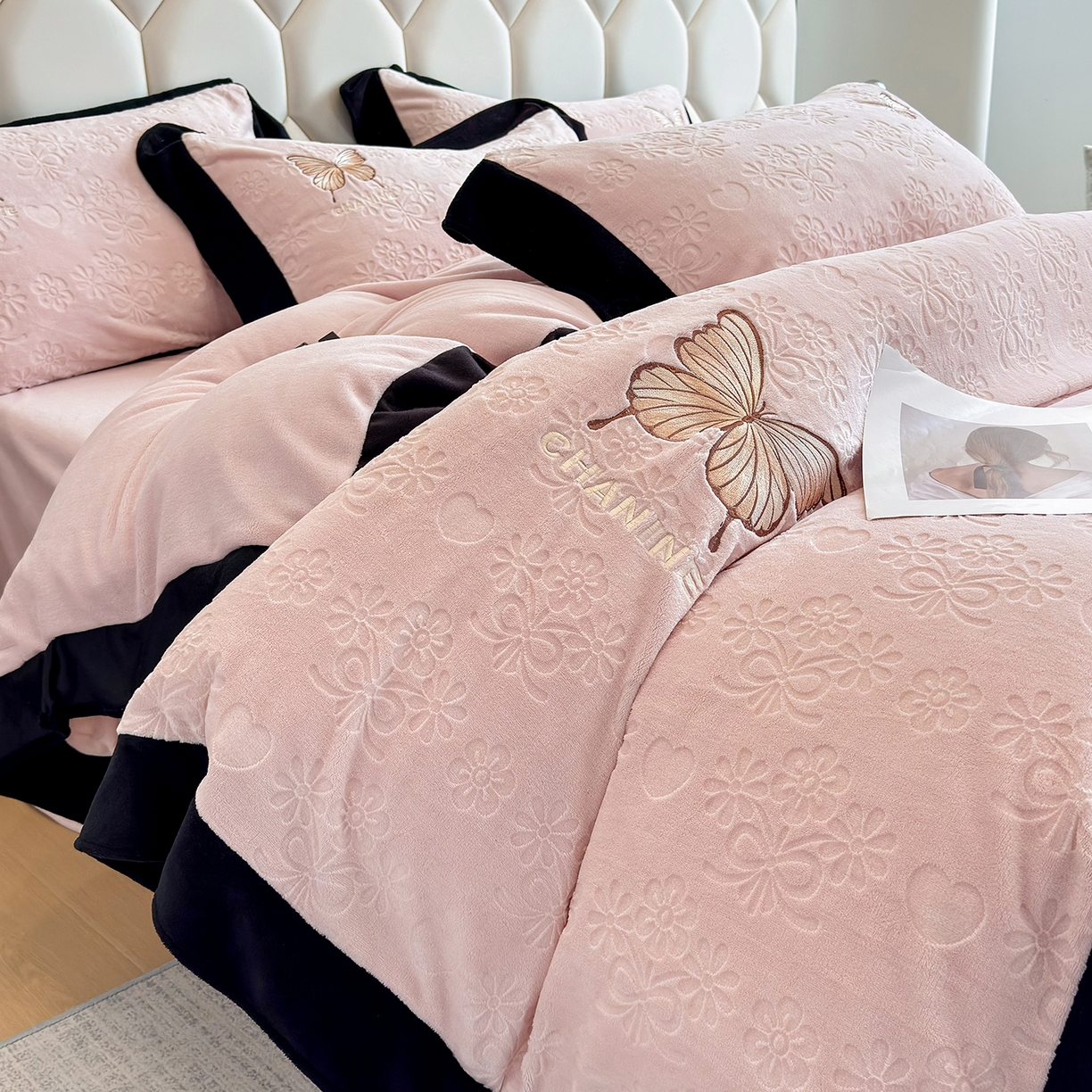 91家纺网 家纺一手货源 找家纺 苏美 2025新款烂花雕花绒牛奶绒绣花四件套 花朵-粉玉