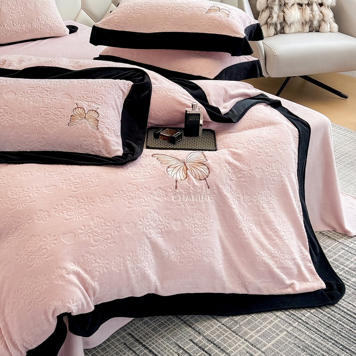 91家纺网 家纺一手货源 找家纺 苏美 2025新款烂花雕花绒牛奶绒绣花四件套 花朵-粉玉