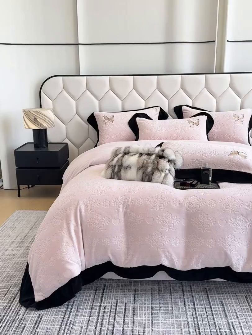 91家纺网 家纺一手货源 找家纺 苏美 2025新款烂花雕花绒牛奶绒绣花四件套 花朵-粉玉