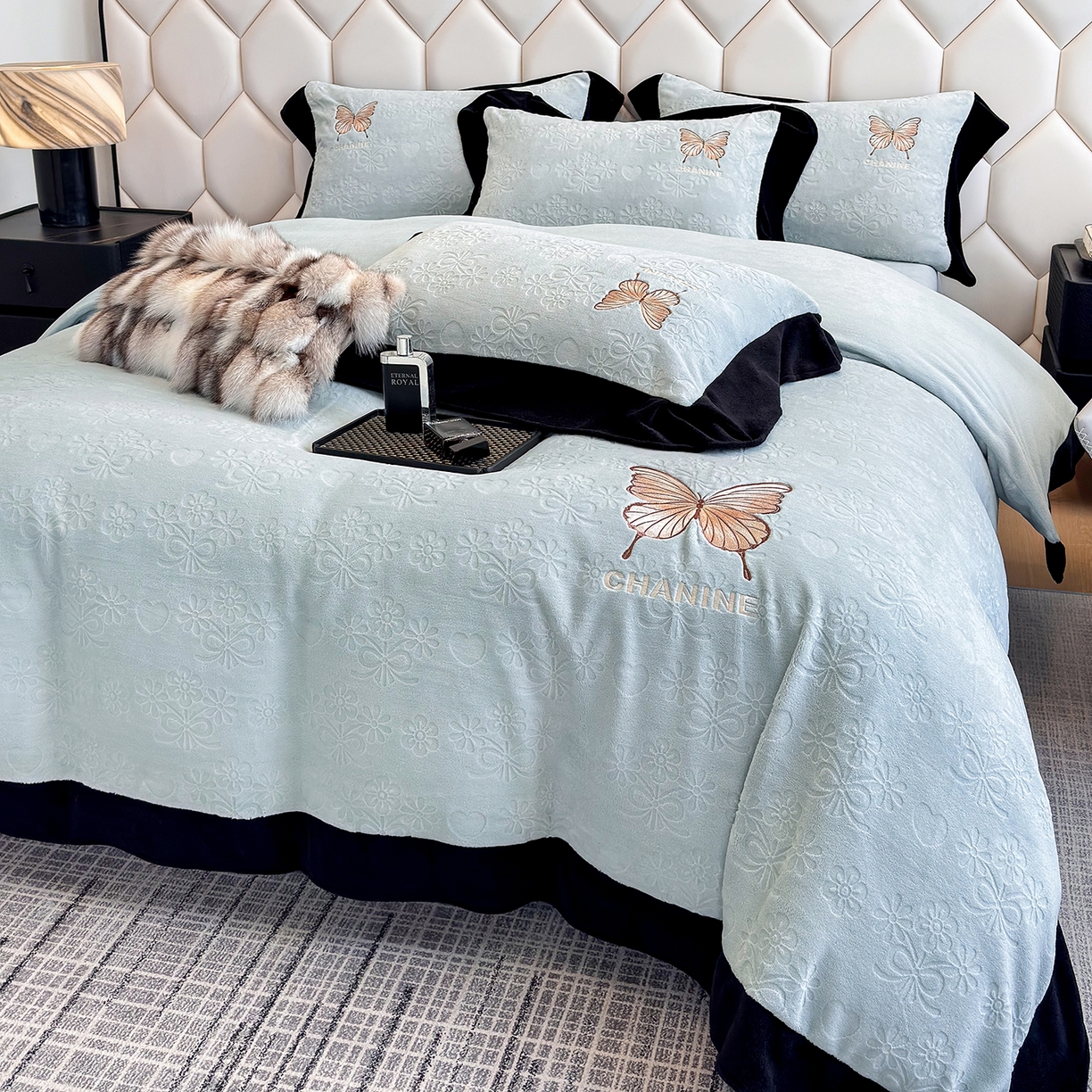 91家纺网 家纺一手货源 找家纺 苏美 2025新款烂花雕花绒牛奶绒绣花四件套 花朵-蓝