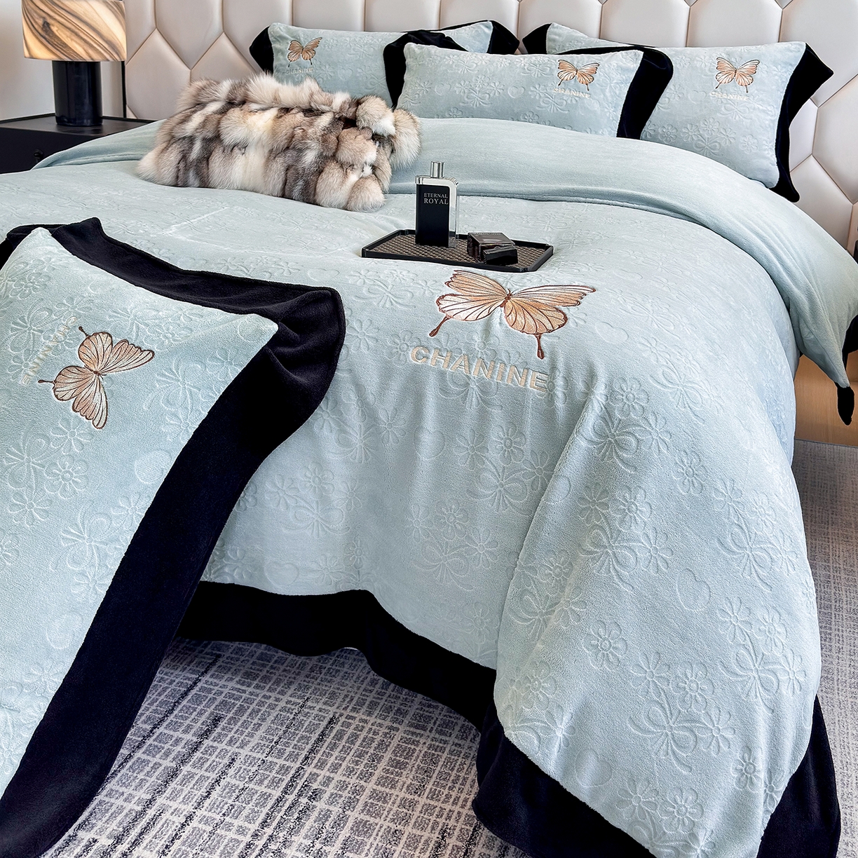 91家纺网 家纺一手货源 找家纺 苏美 2025新款烂花雕花绒牛奶绒绣花四件套 花朵-蓝