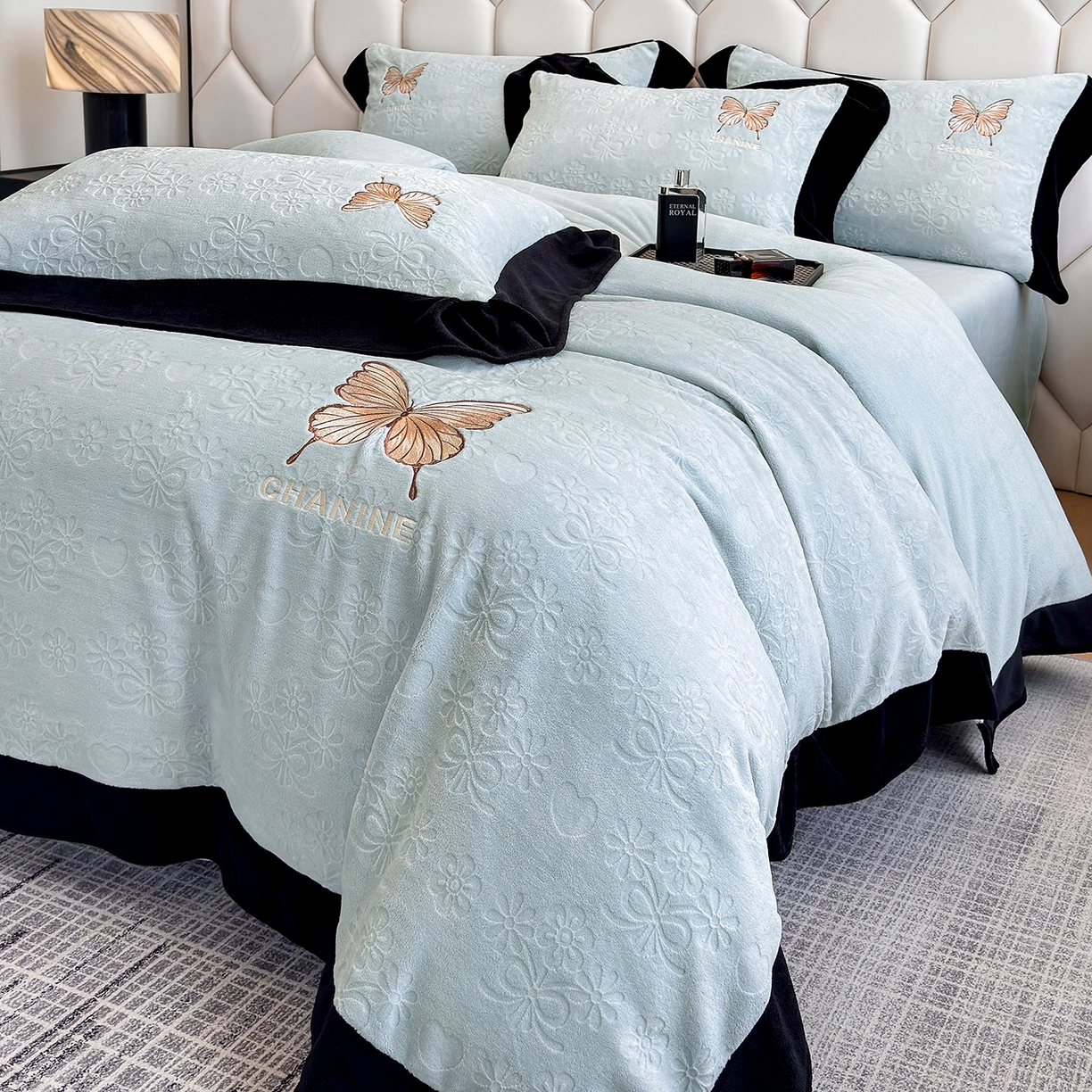 91家纺网 家纺一手货源 找家纺 苏美 2025新款烂花雕花绒牛奶绒绣花四件套 花朵-蓝