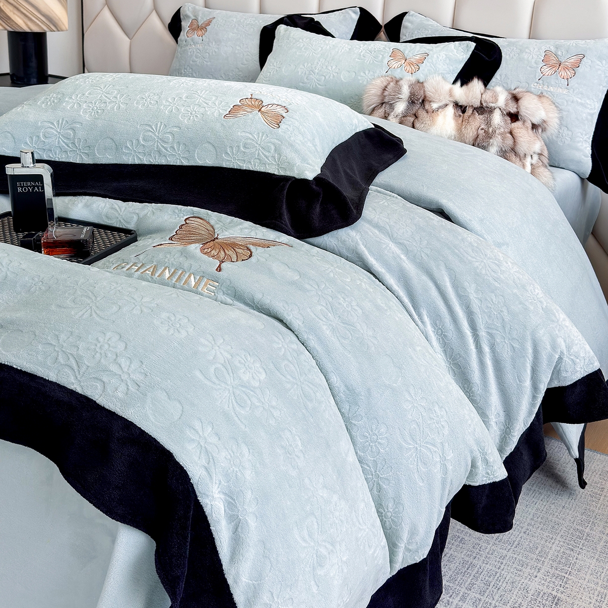 91家纺网 家纺一手货源 找家纺 苏美 2025新款烂花雕花绒牛奶绒绣花四件套 花朵-蓝