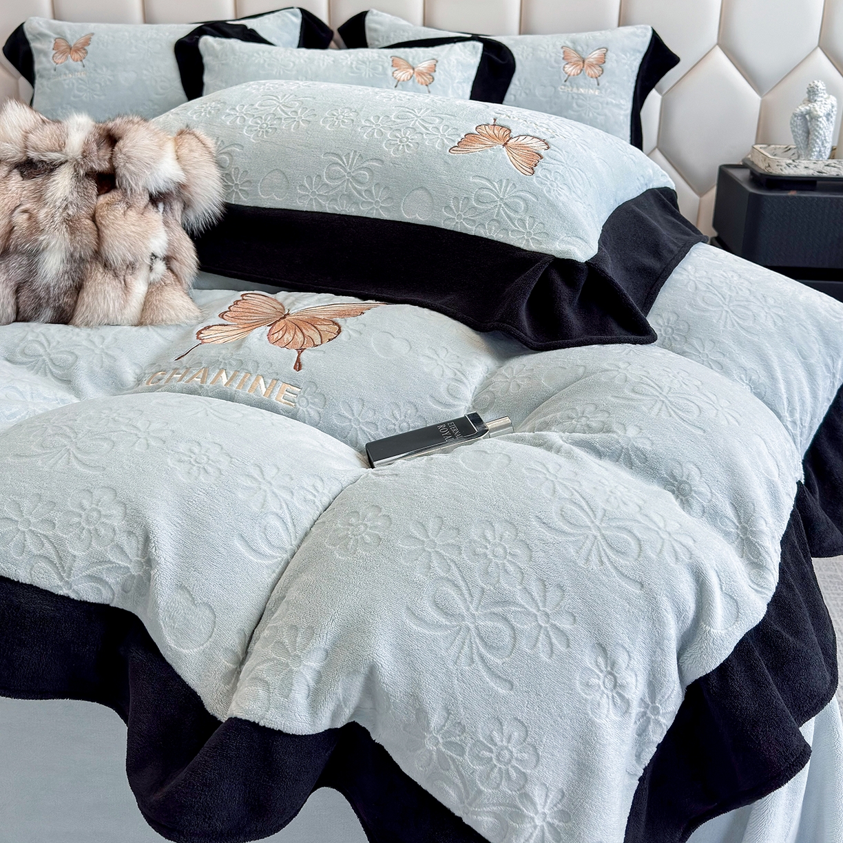 91家纺网 家纺一手货源 找家纺 苏美 2025新款烂花雕花绒牛奶绒绣花四件套 花朵-蓝