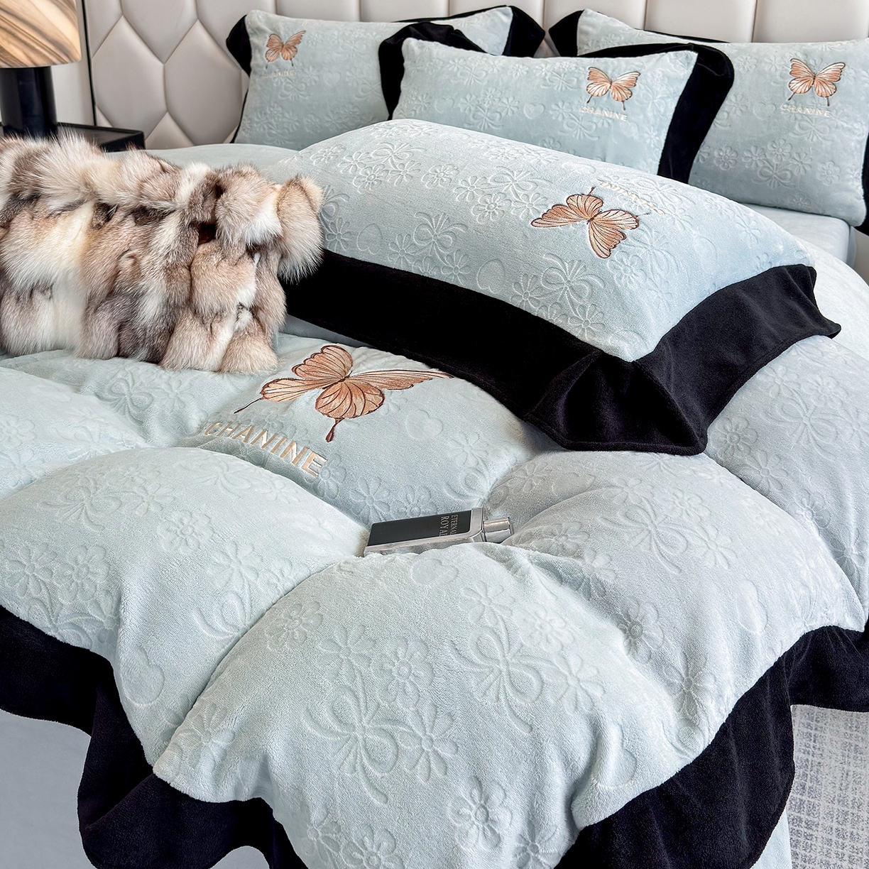 91家纺网 家纺一手货源 找家纺 苏美 2025新款烂花雕花绒牛奶绒绣花四件套 花朵-蓝