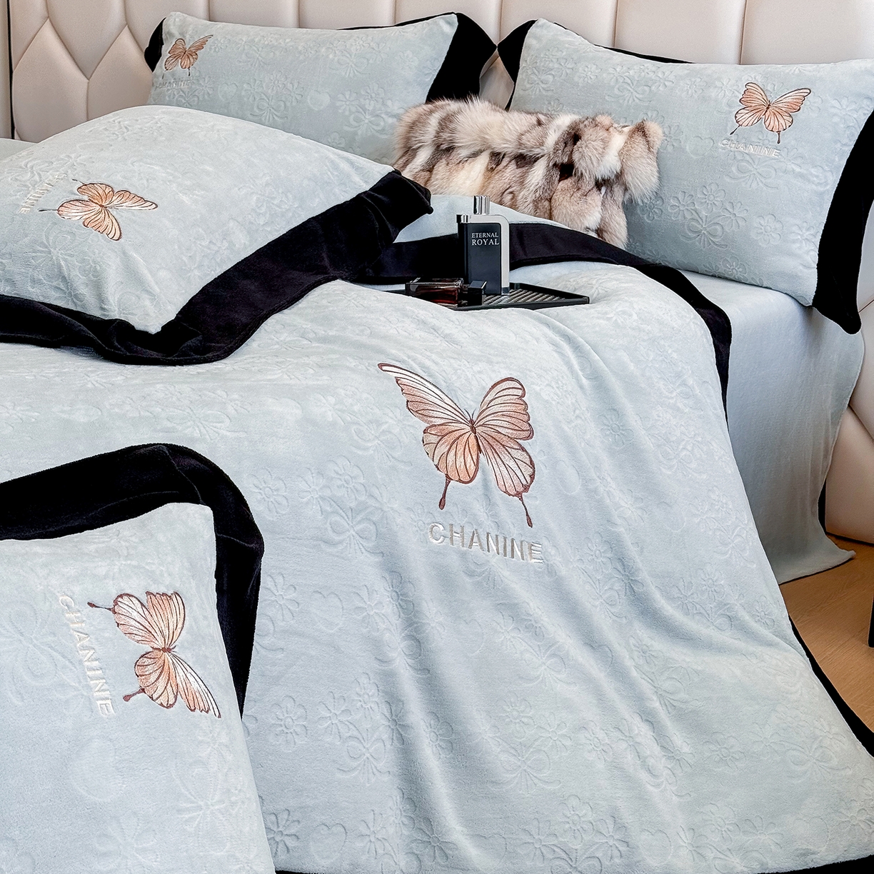 91家纺网 家纺一手货源 找家纺 苏美 2025新款烂花雕花绒牛奶绒绣花四件套 花朵-蓝