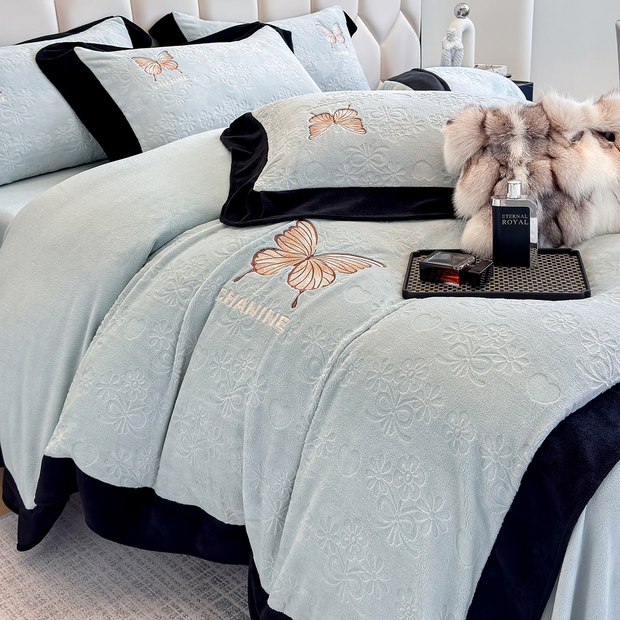 91家纺网 家纺一手货源 找家纺 苏美 2025新款烂花雕花绒牛奶绒绣花四件套 花朵-蓝