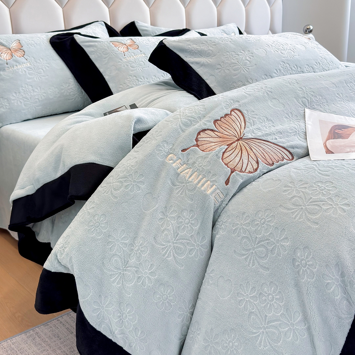 91家纺网 家纺一手货源 找家纺 苏美 2025新款烂花雕花绒牛奶绒绣花四件套 花朵-蓝