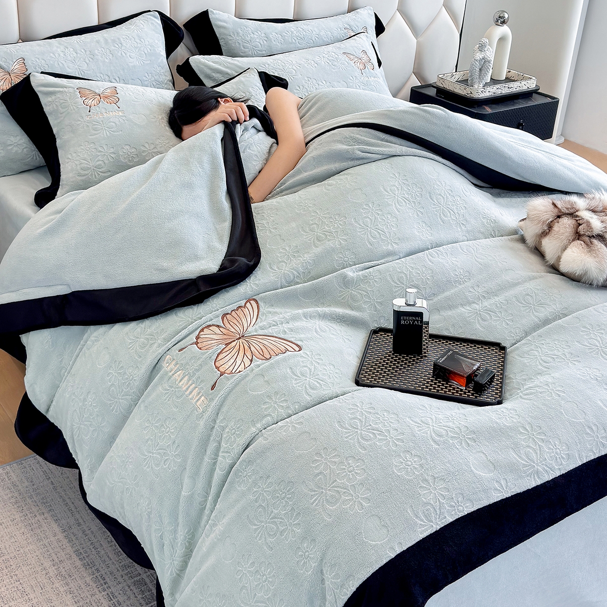 91家纺网 家纺一手货源 找家纺 苏美 2025新款烂花雕花绒牛奶绒绣花四件套 花朵-蓝