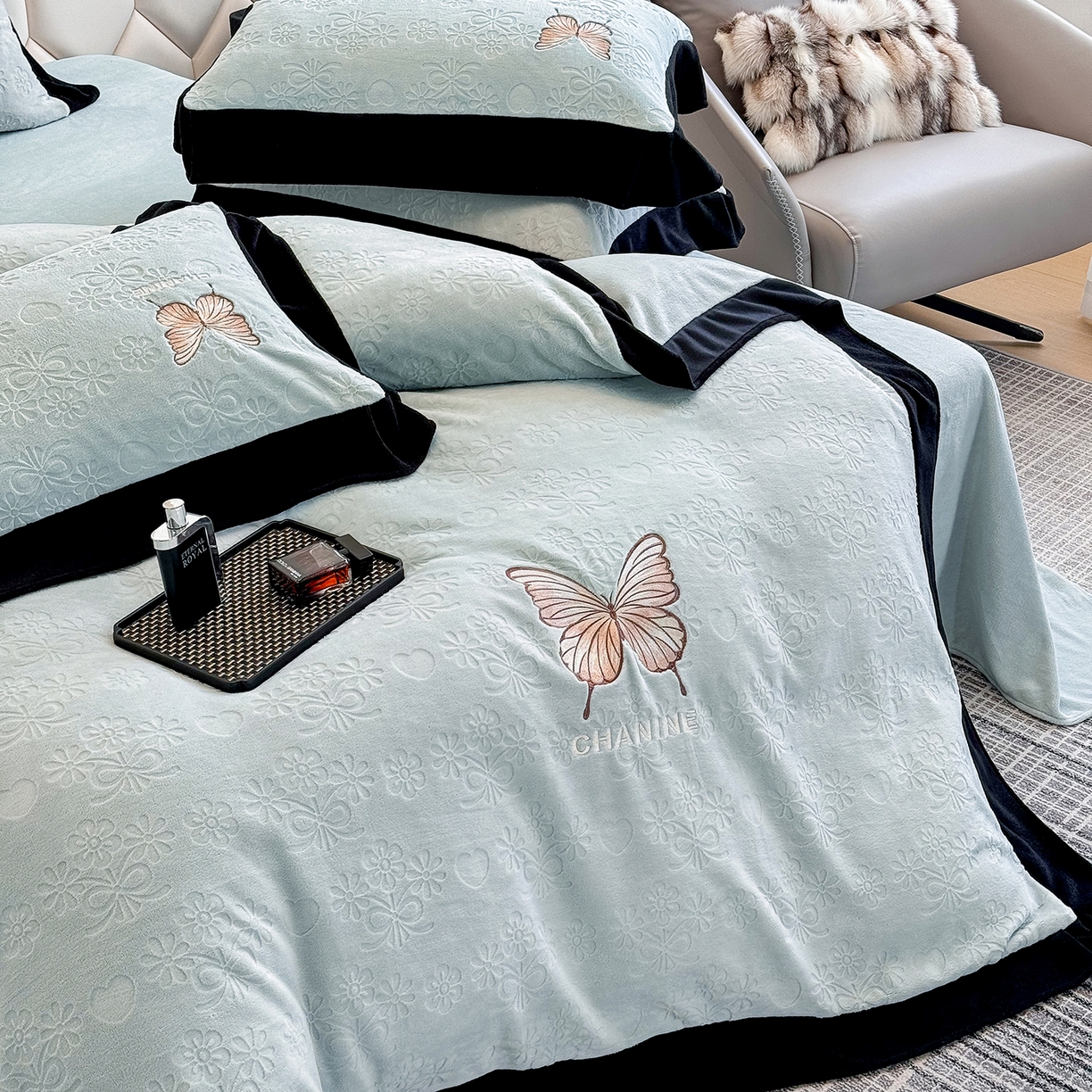 91家纺网 家纺一手货源 找家纺 苏美 2025新款烂花雕花绒牛奶绒绣花四件套 花朵-蓝