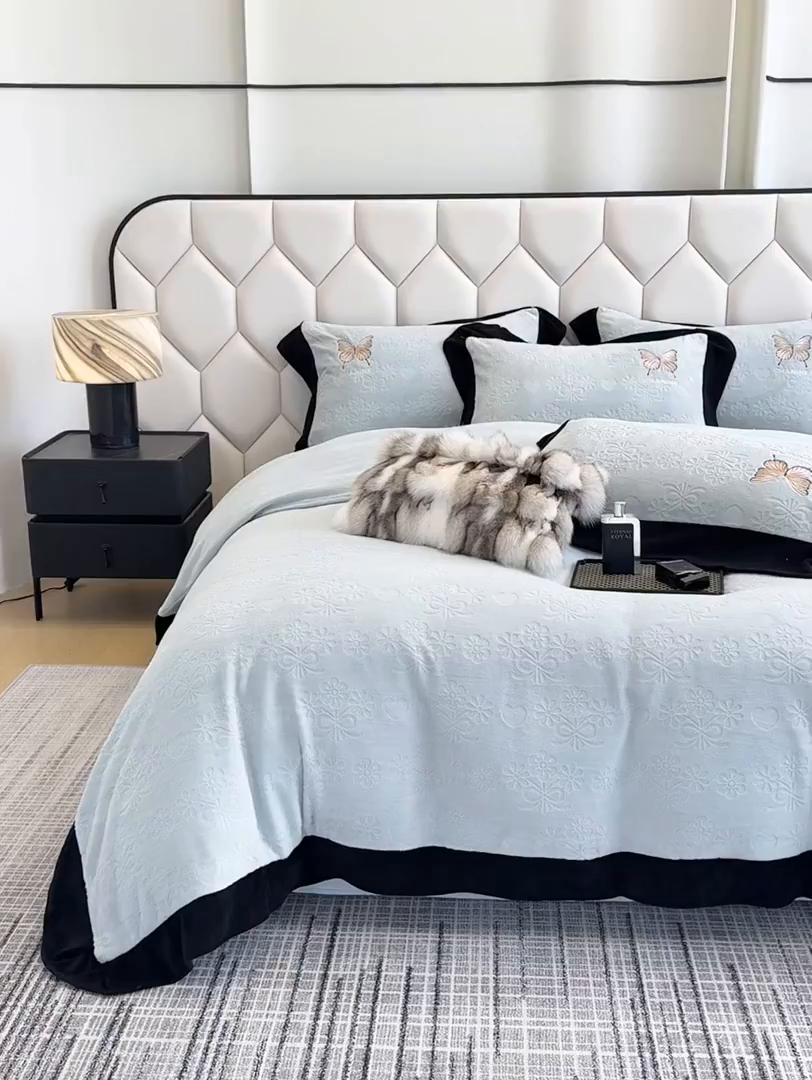 91家纺网 家纺一手货源 找家纺 苏美 2025新款烂花雕花绒牛奶绒绣花四件套 花朵-蓝