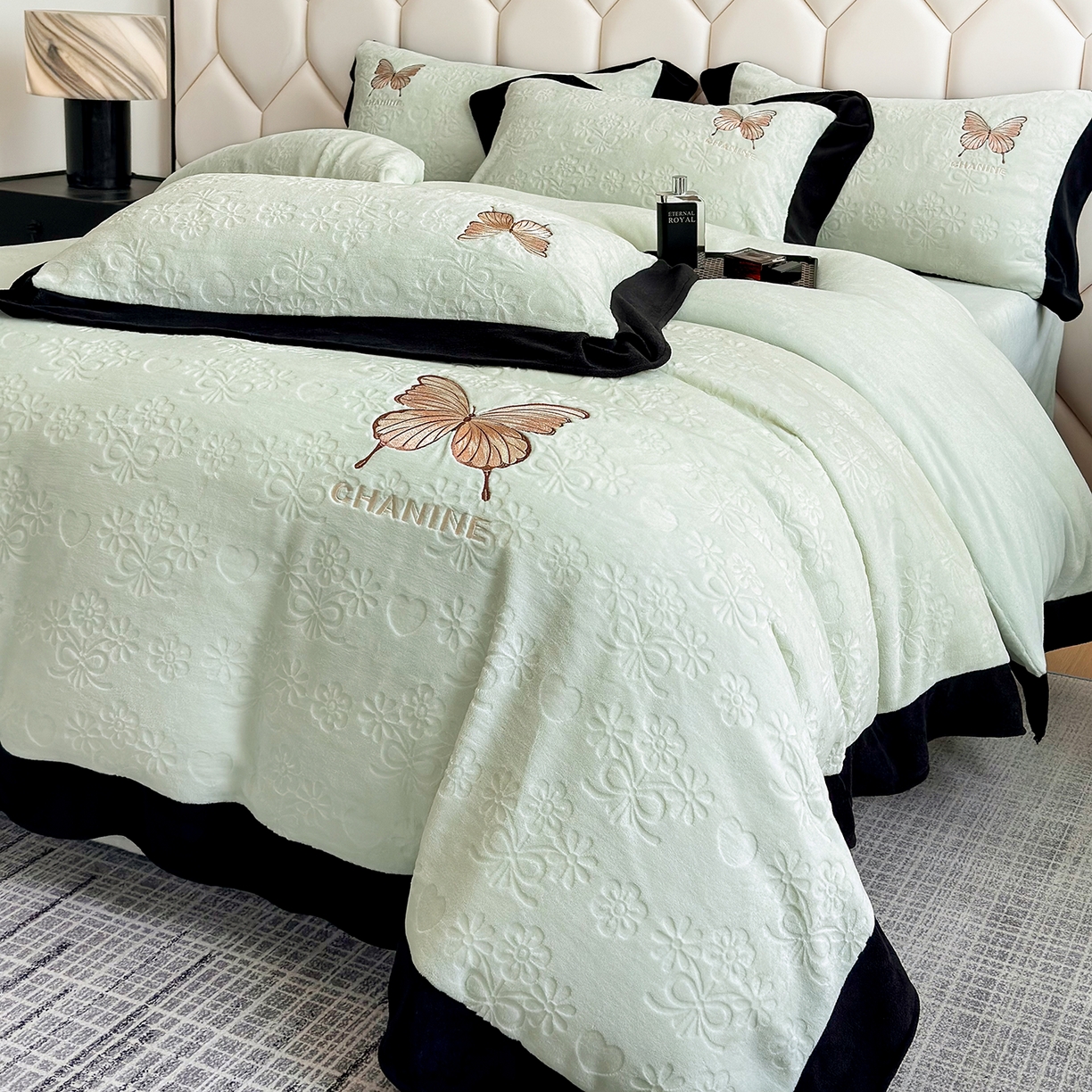 91家纺网 家纺一手货源 找家纺 苏美 2025新款烂花雕花绒牛奶绒绣花四件套 花朵-绿