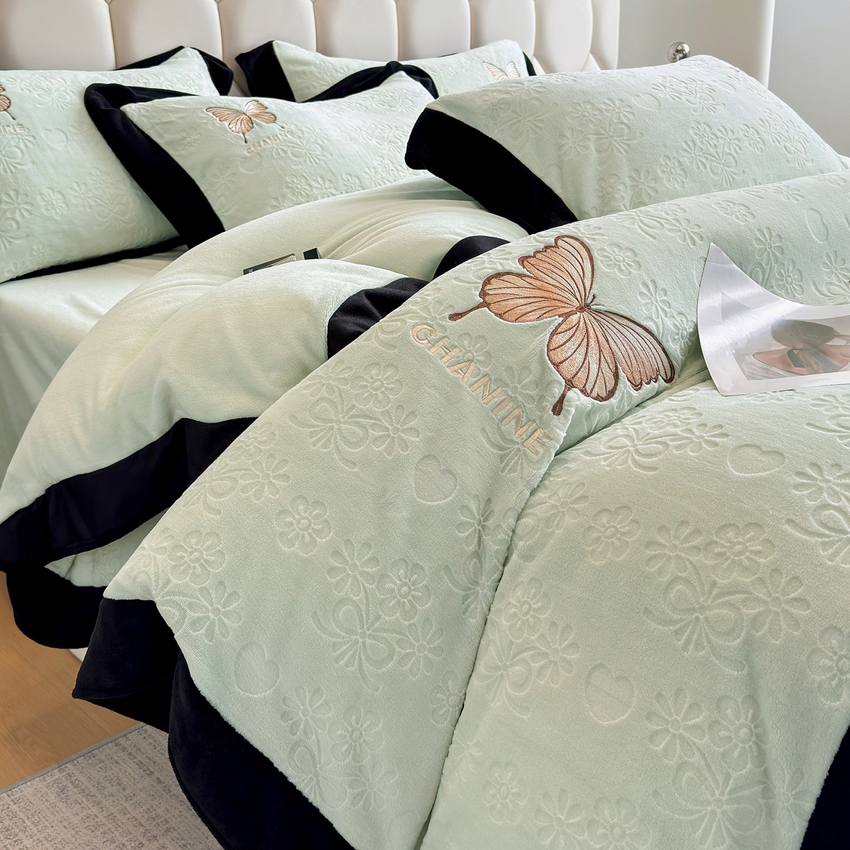 91家纺网 家纺一手货源 找家纺 苏美 2025新款烂花雕花绒牛奶绒绣花四件套 花朵-绿