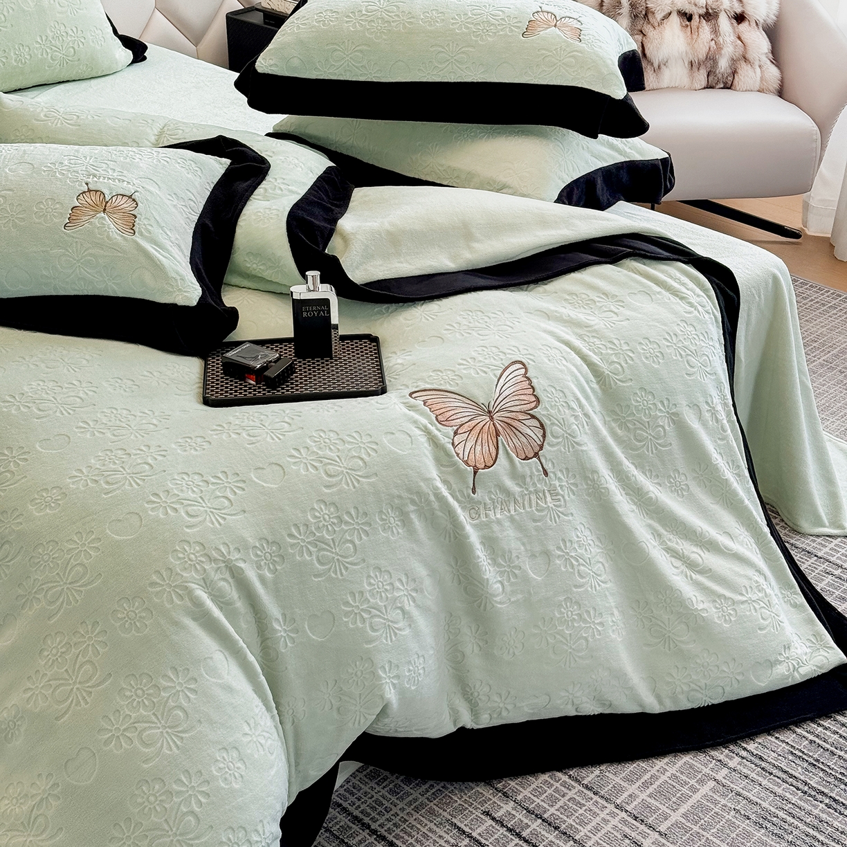 91家纺网 家纺一手货源 找家纺 苏美 2025新款烂花雕花绒牛奶绒绣花四件套 花朵-绿