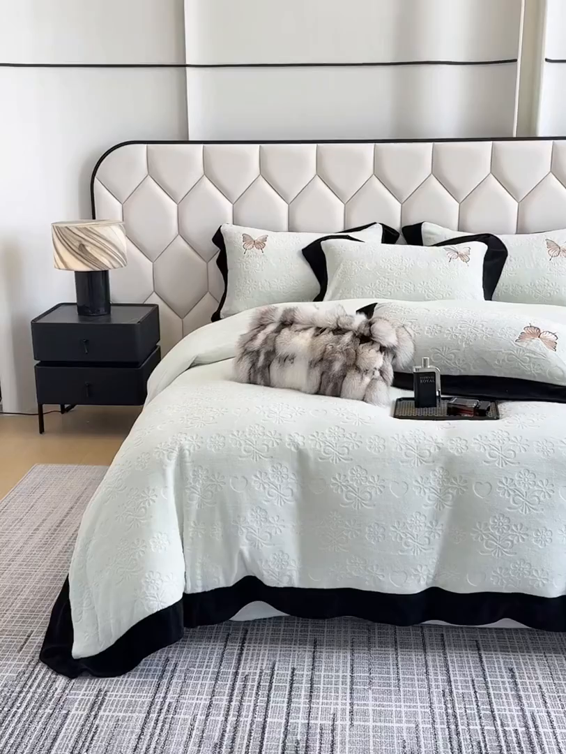 91家纺网 家纺一手货源 找家纺 苏美 2025新款烂花雕花绒牛奶绒绣花四件套 花朵-绿