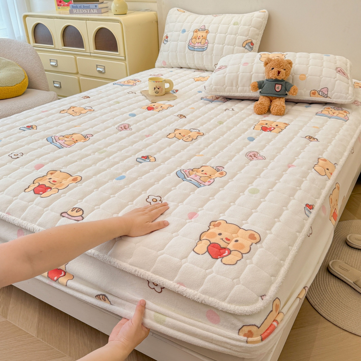 91家纺网 家纺一手货源 找家纺 （总）LIFE.丽芙 2025秋冬新款牛奶绒加厚夹棉单床笠印花款床垫子保护套秋冬保暖床罩子三件套