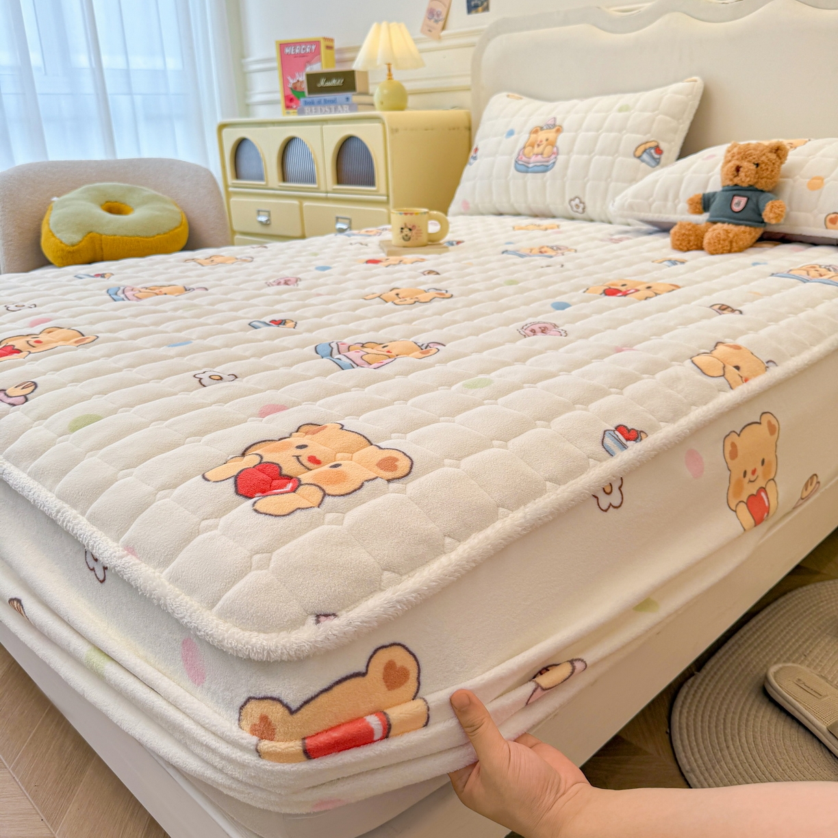 91家纺网 家纺一手货源 找家纺 （总）LIFE.丽芙 2025秋冬新款牛奶绒加厚夹棉单床笠印花款床垫子保护套秋冬保暖床罩子三件套