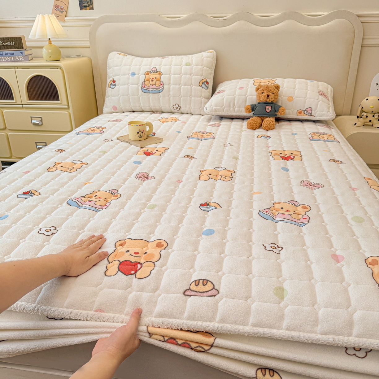 91家纺网 家纺一手货源 找家纺 （总）LIFE.丽芙 2025秋冬新款牛奶绒加厚夹棉单床笠印花款床垫子保护套秋冬保暖床罩子三件套