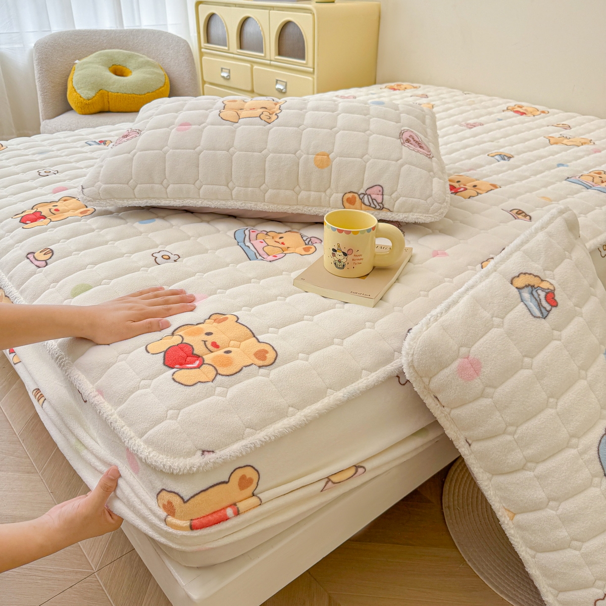 91家纺网 家纺一手货源 找家纺 （总）LIFE.丽芙 2025秋冬新款牛奶绒加厚夹棉单床笠印花款床垫子保护套秋冬保暖床罩子三件套