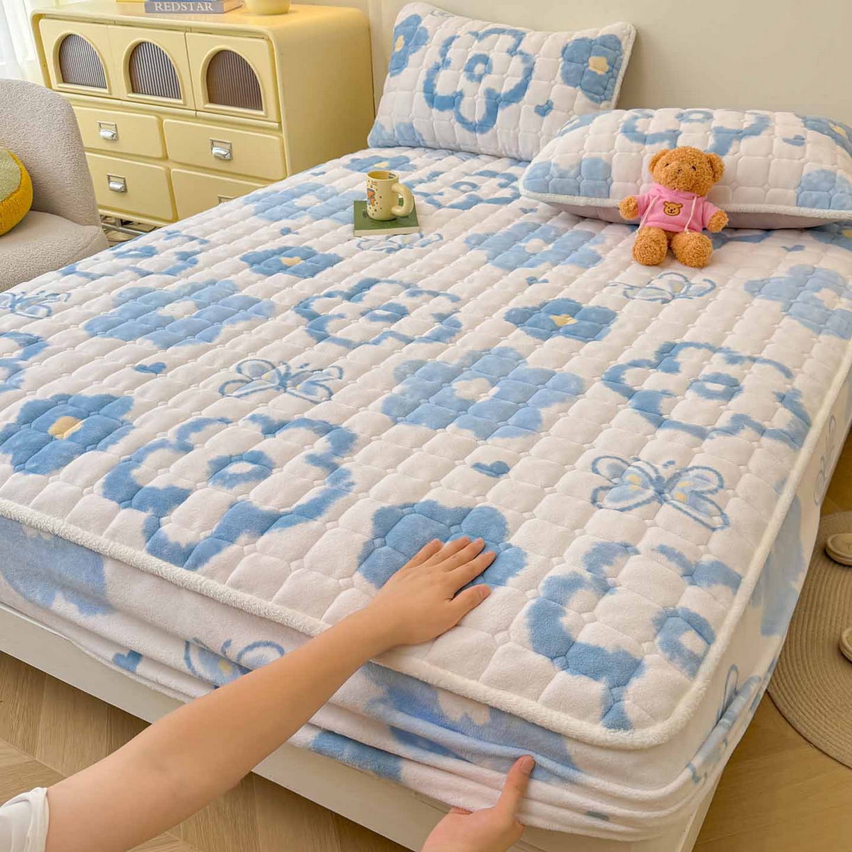 91家纺网 家纺一手货源 找家纺 LIFE.丽芙 2025秋冬新款牛奶绒加厚夹棉单床笠印花款床垫子保护套秋冬保暖床罩子三件套 花恋