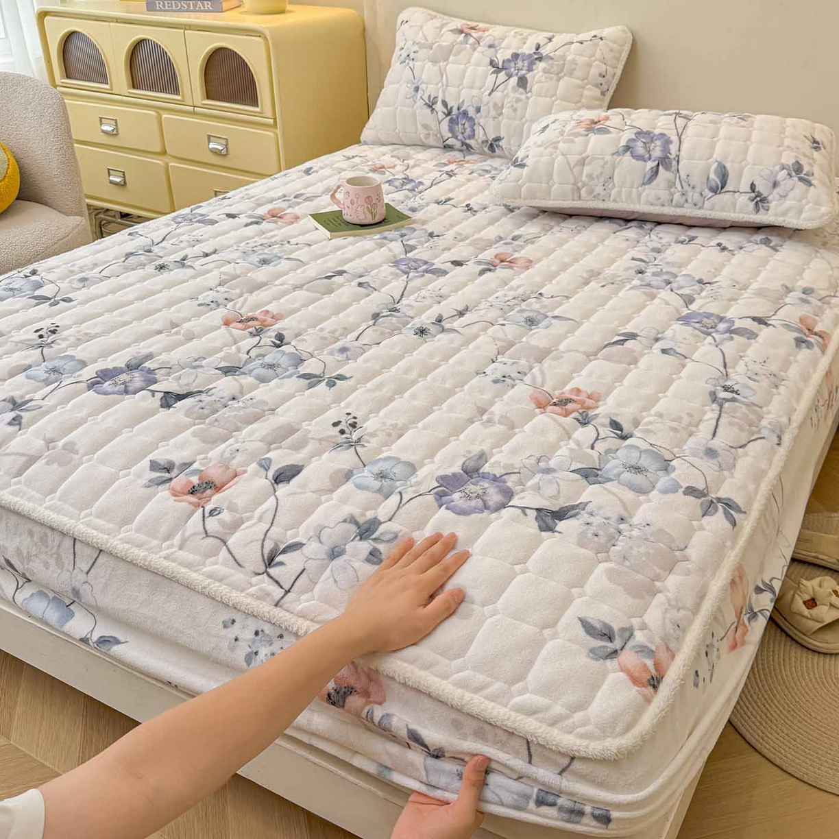 91家纺网 家纺一手货源 找家纺 LIFE.丽芙 2025秋冬新款牛奶绒加厚夹棉单床笠印花款床垫子保护套秋冬保暖床罩子三件套 司藤