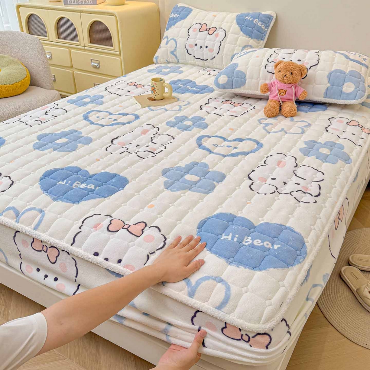 91家纺网 家纺一手货源 找家纺 （总）LIFE.丽芙 2025秋冬新款牛奶绒加厚夹棉单床笠印花款床垫子保护套秋冬保暖床罩子三件套