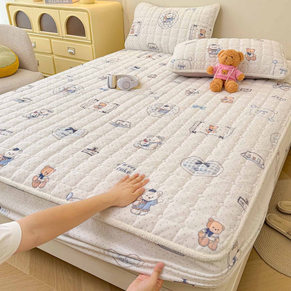 91家纺网 家纺一手货源 找家纺 （总）LIFE.丽芙 2025秋冬新款牛奶绒加厚夹棉单床笠印花款床垫子保护套秋冬保暖床罩子三件套