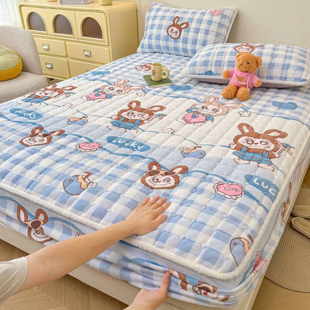 91家纺网 家纺一手货源 找家纺 （总）LIFE.丽芙 2025秋冬新款牛奶绒加厚夹棉单床笠印花款床垫子保护套秋冬保暖床罩子三件套