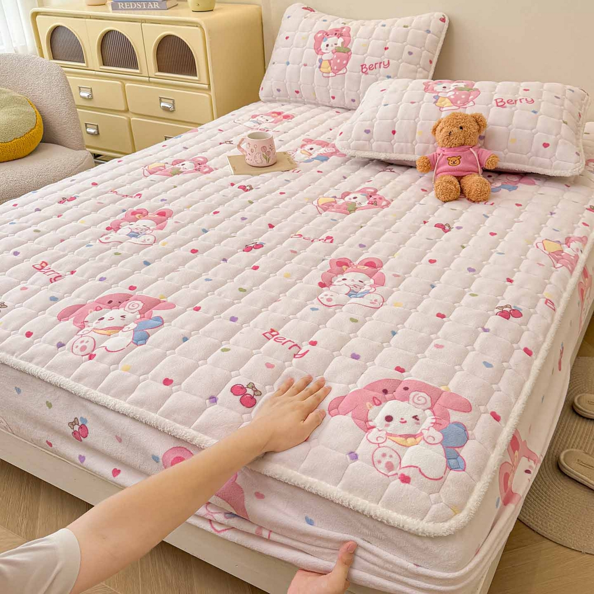 91家纺网 家纺一手货源 找家纺 （总）LIFE.丽芙 2025秋冬新款牛奶绒加厚夹棉单床笠印花款床垫子保护套秋冬保暖床罩子三件套