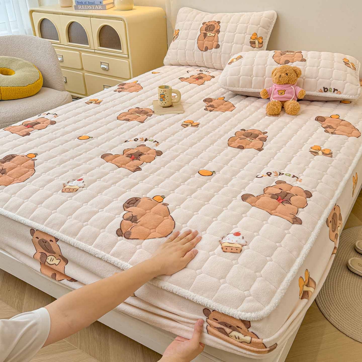 91家纺网 家纺一手货源 找家纺 LIFE.丽芙 2025秋冬新款牛奶绒加厚夹棉单床笠印花款床垫子保护套秋冬保暖床罩子三件套 麦麦卡皮