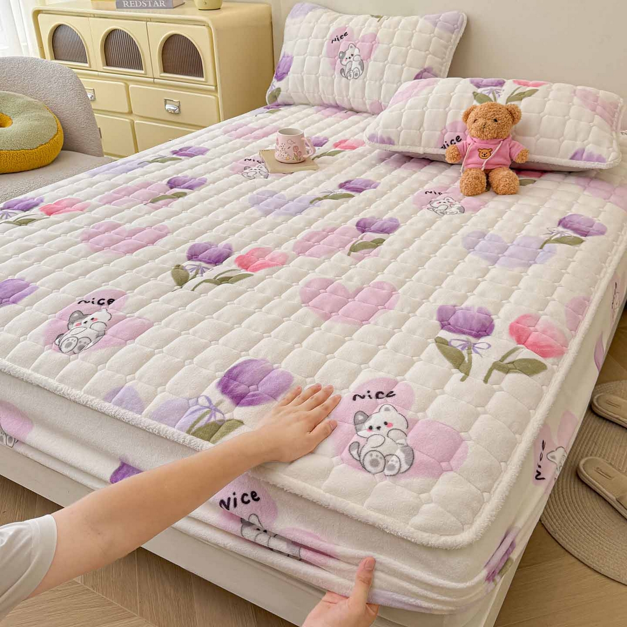 91家纺网 家纺一手货源 找家纺 （总）LIFE.丽芙 2025秋冬新款牛奶绒加厚夹棉单床笠印花款床垫子保护套秋冬保暖床罩子三件套