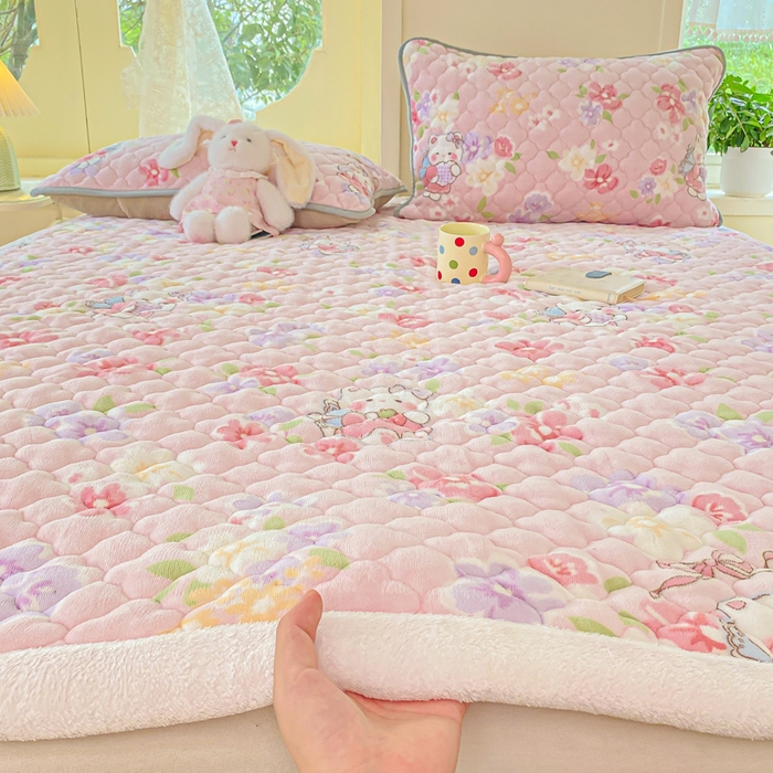 91家纺网 家纺一手货源 找家纺 康纳利 2025新款亲肤舒适牛奶绒加厚保暖卡通床垫床褥 床褥款-KT花园