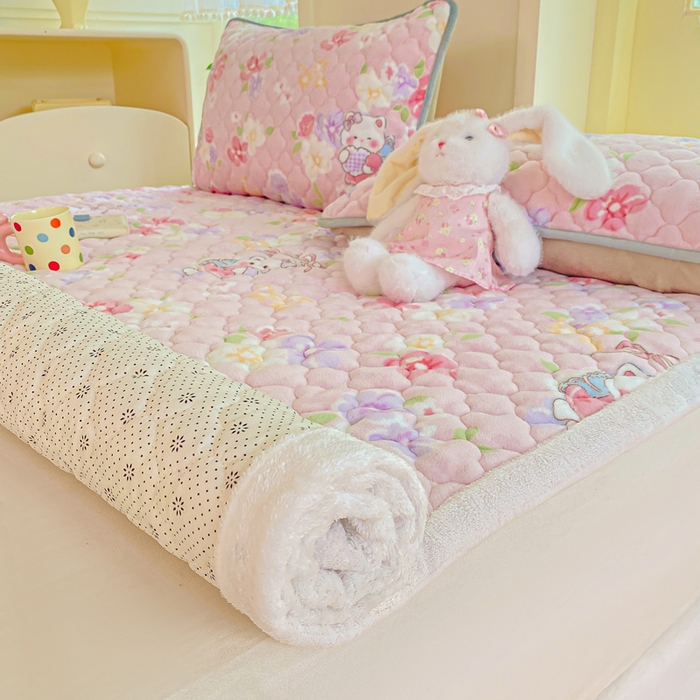 91家纺网 家纺一手货源 找家纺 康纳利 2025新款亲肤舒适牛奶绒加厚保暖卡通床垫床褥 床褥款-KT花园
