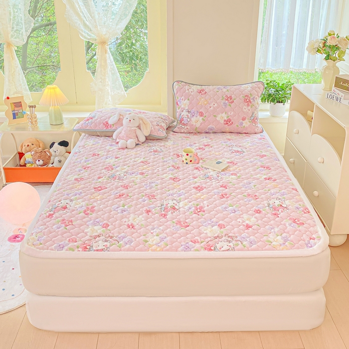 91家纺网 家纺一手货源 找家纺 康纳利 2025新款亲肤舒适牛奶绒加厚保暖卡通床垫床褥 床褥款-KT花园