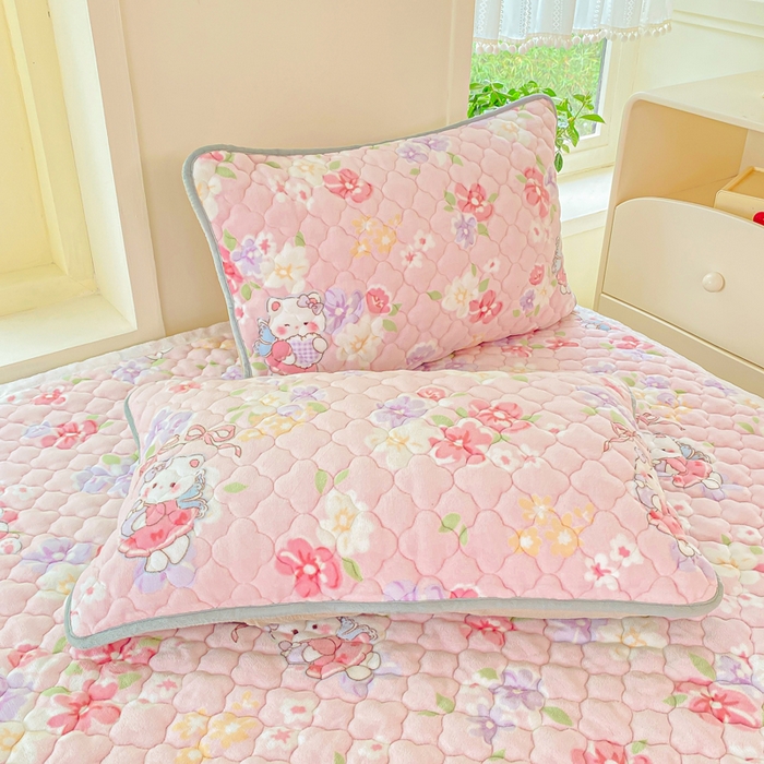 91家纺网 家纺一手货源 找家纺 康纳利 2025新款亲肤舒适牛奶绒加厚保暖卡通床垫床褥 床褥款-KT花园