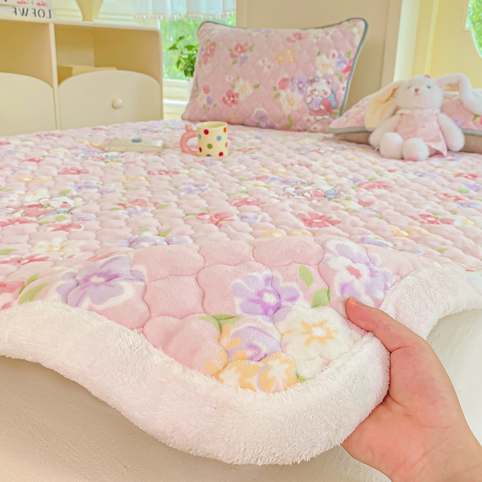 91家纺网 家纺一手货源 找家纺 康纳利 2025新款亲肤舒适牛奶绒加厚保暖卡通床垫床褥 床褥款-KT花园