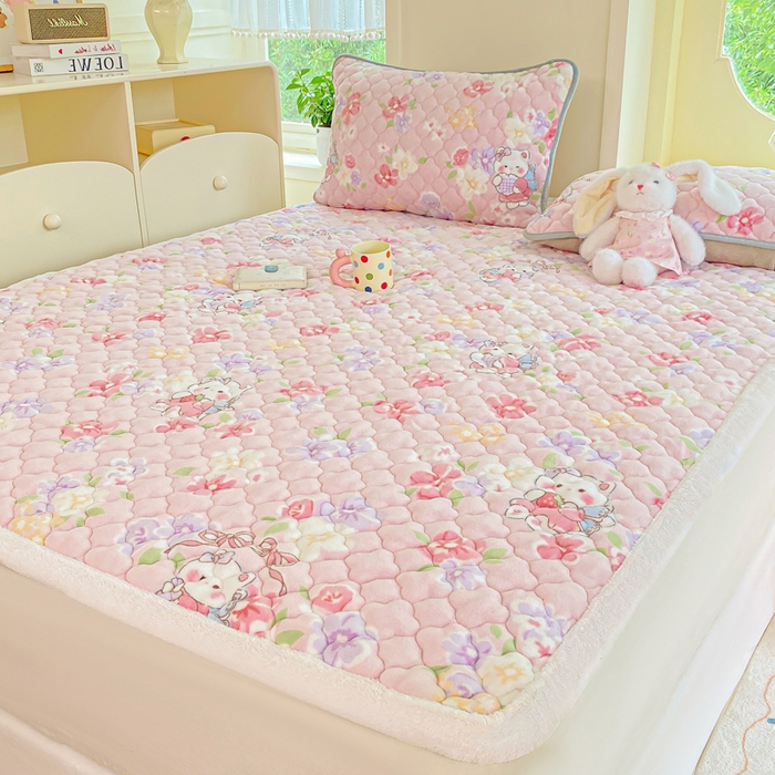 91家纺网 家纺一手货源 找家纺 康纳利 2025新款亲肤舒适牛奶绒加厚保暖卡通床垫床褥 床褥款-KT花园