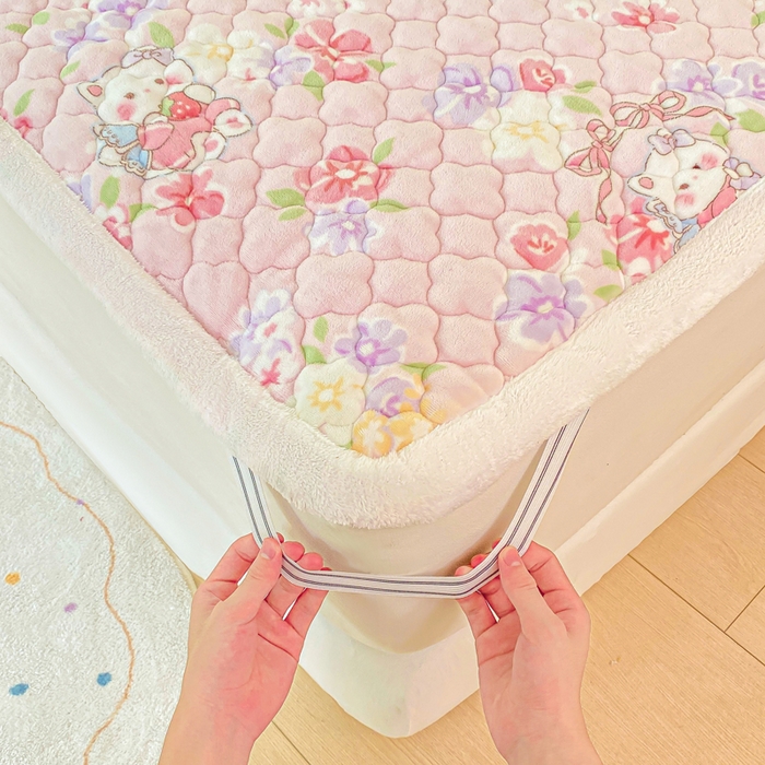 91家纺网 家纺一手货源 找家纺 康纳利 2025新款亲肤舒适牛奶绒加厚保暖卡通床垫床褥 床褥款-KT花园