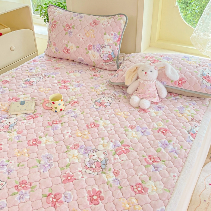 91家纺网 家纺一手货源 找家纺 康纳利 2025新款亲肤舒适牛奶绒加厚保暖卡通床垫床褥 床褥款-KT花园