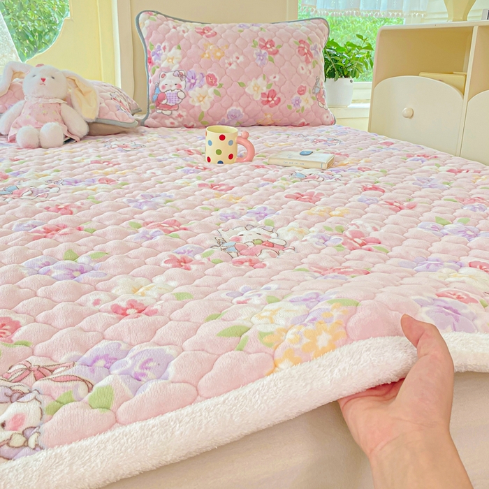91家纺网 家纺一手货源 找家纺 康纳利 2025新款亲肤舒适牛奶绒加厚保暖卡通床垫床褥 床褥款-KT花园