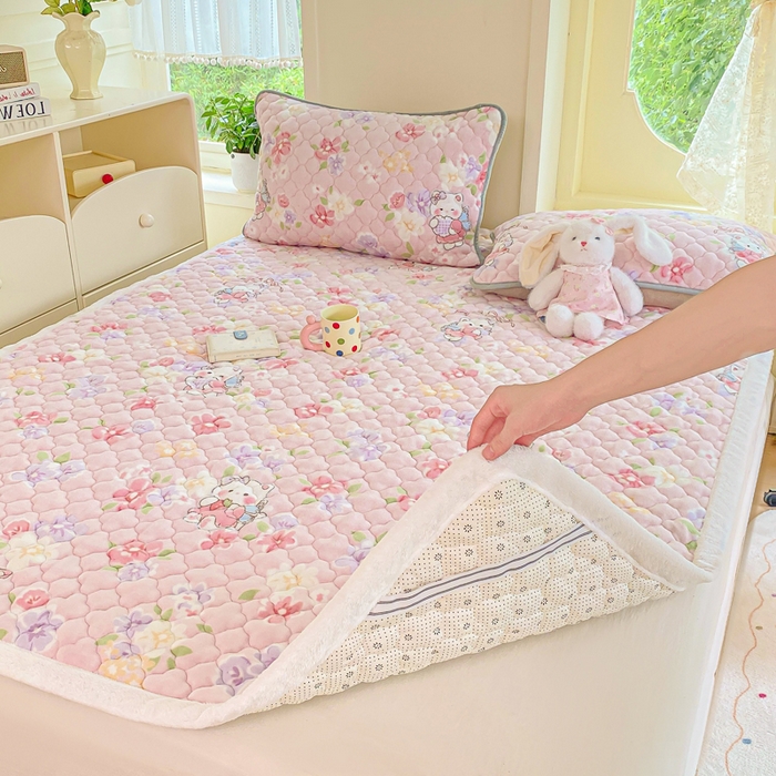 91家纺网 家纺一手货源 找家纺 康纳利 2025新款亲肤舒适牛奶绒加厚保暖卡通床垫床褥 床褥款-KT花园