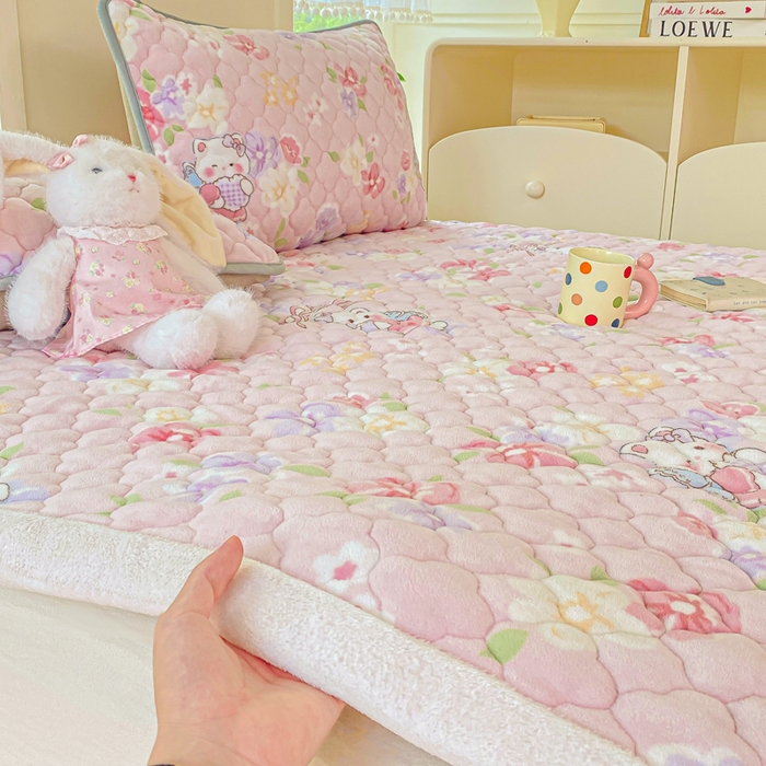 91家纺网 家纺一手货源 找家纺 康纳利 2025新款亲肤舒适牛奶绒加厚保暖卡通床垫床褥 床褥款-KT花园