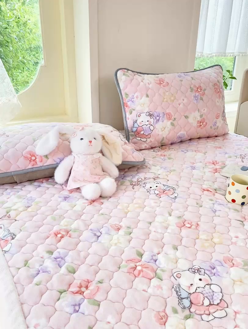 91家纺网 家纺一手货源 找家纺 康纳利 2025新款亲肤舒适牛奶绒加厚保暖卡通床垫床褥 床褥款-KT花园