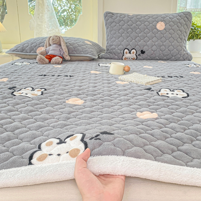 91家纺网 家纺一手货源 找家纺 康纳利 2025新款亲肤舒适牛奶绒加厚保暖卡通床垫床褥 床褥款-波点兔